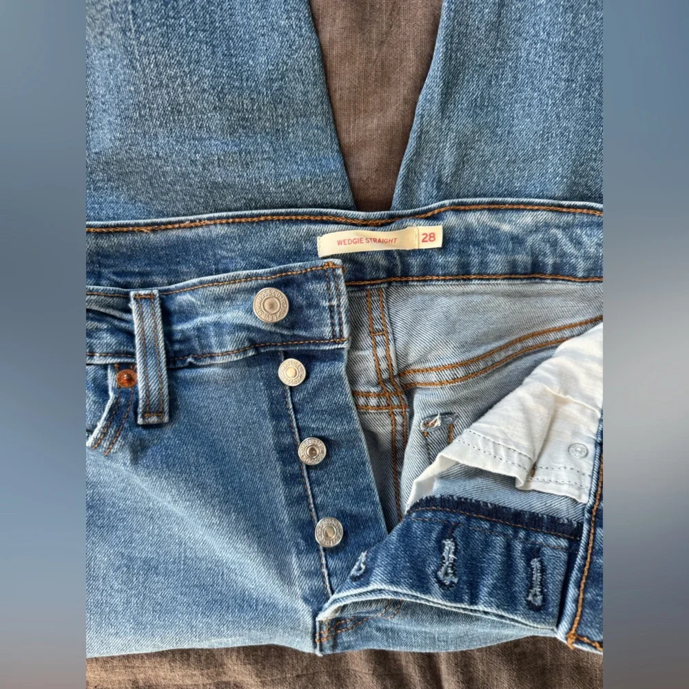 Levi's Women’s Light Blue Straight Jeans - Picture 4 of 4